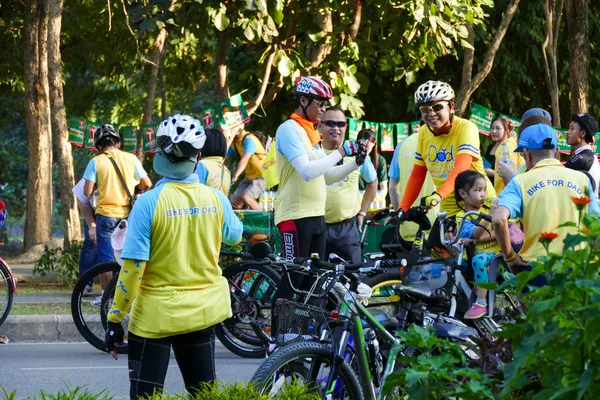 自分の自転車を持つ人々 は「お父さんのためのバイク」活動に参加します。 — ストック写真