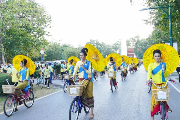 전통적인 드레스 들고 우산 타고 자전거 아칸소에 여자 — 스톡 사진
