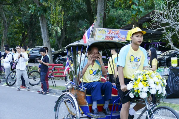Сын с отцом катается на трехколесном велосипеде вокруг Чиангмая. — стоковое фото