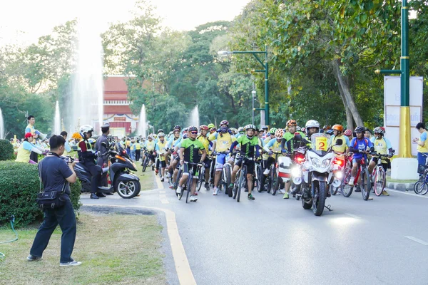 Människor ridning cyklar runt Chiang Mai city i "cykel för da — Stockfoto