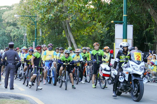 Pessoas andando de bicicleta em torno da cidade de Chiang Mai em "Bike for da — Fotografia de Stock