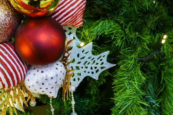 圣诞节节日装饰品装饰品装饰圣诞树上 — 图库照片