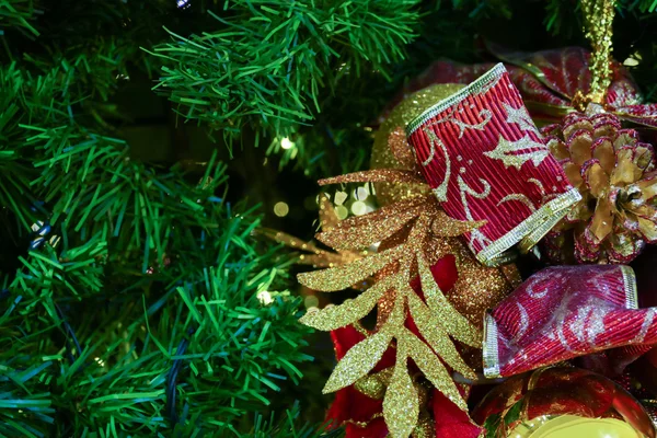 圣诞节节日装饰品装饰品装饰圣诞树上 — 图库照片