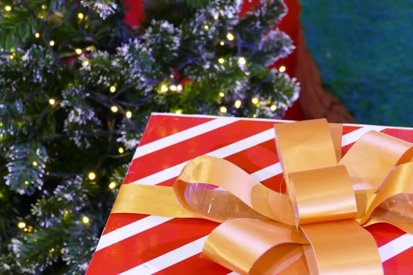 ギフト ボックス リボンとクリスマス ツリーとプレゼント — ストック写真