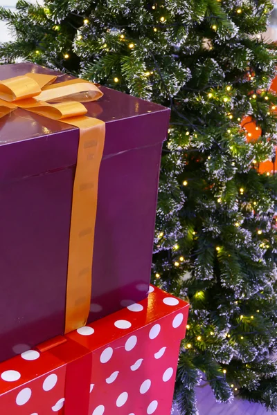 Συσκευασία δώρου με κορδέλα και χριστουγεννιάτικο δέντρο — Φωτογραφία Αρχείου