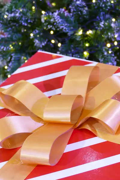 선물 상자 리본 및 크리스마스 트리 존재 — 스톡 사진