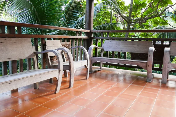 Alter Holzstuhl auf dem Balkon — Stockfoto