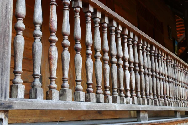Balaustra in legno del balcone — Foto Stock