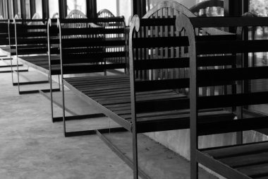 satır veranda üzerinde siyah metal tezgah 