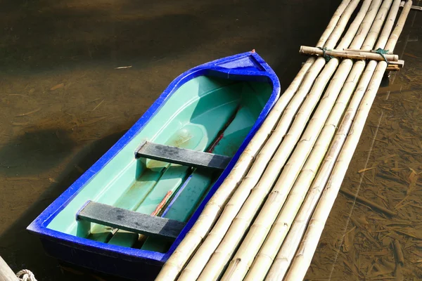 Barco y pasarela de bambú a través del arroyo — Foto de Stock