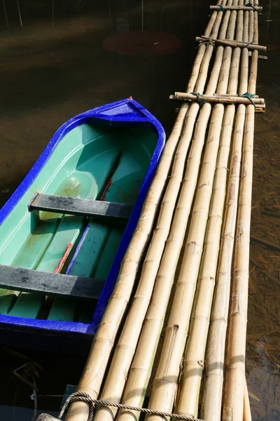Ponte pedonale in barca e bambù attraverso il torrente — Foto Stock