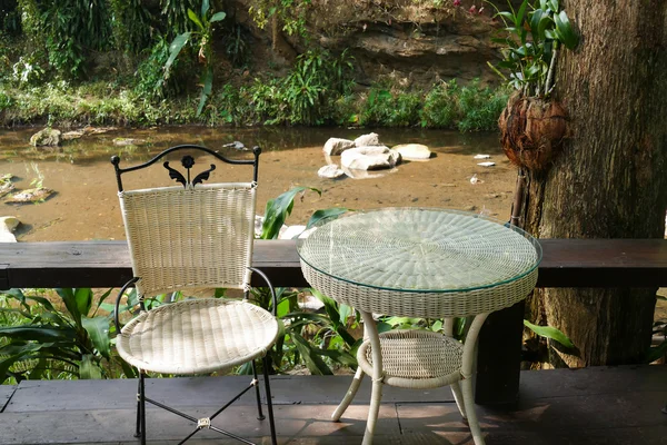 Cadeira de vime de vime branco e mesa no terraço — Fotografia de Stock