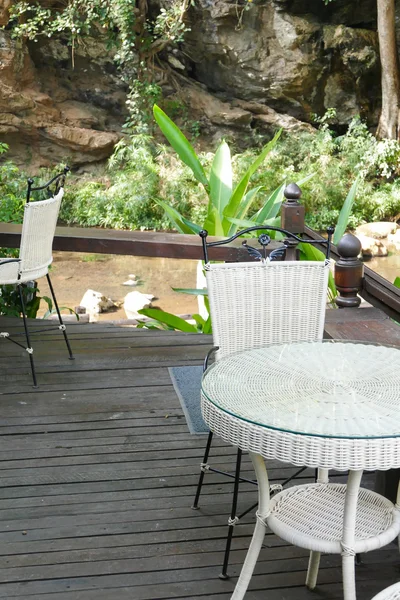 Білий ротанг плетене крісло і стіл на терасі — стокове фото