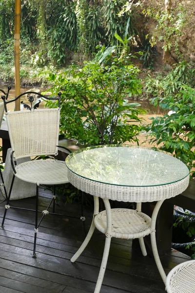 Bílý ratan proutěné židle a stůl na terase — Stock fotografie