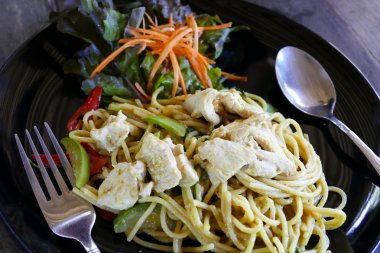 yeşil köri spagetti sosu yapıştırın