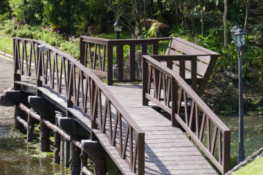 Köprüde ahşap koltuk