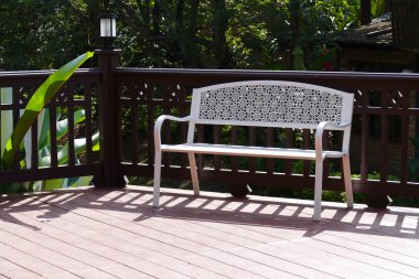 Hepsinde Ahşap balkon teras bankta beyaz metal