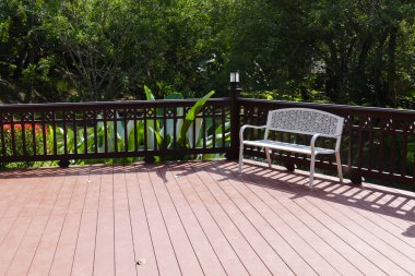 Hepsinde Ahşap balkon teras bankta beyaz metal