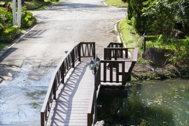 Köprüde ahşap koltuk