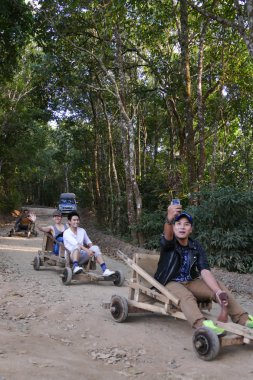 Turist sürücü ahşap çekçek tepeden aşağı git