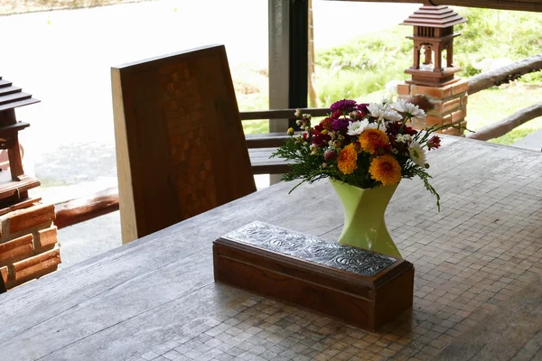 Μπουκέτο λουλουδιών στο ξύλινο τραπέζι — Φωτογραφία Αρχείου
