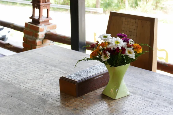 Ramo de flores sobre mesa de madera —  Fotos de Stock