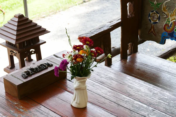 Mazzo di fiori su tavolo di legno — Foto Stock