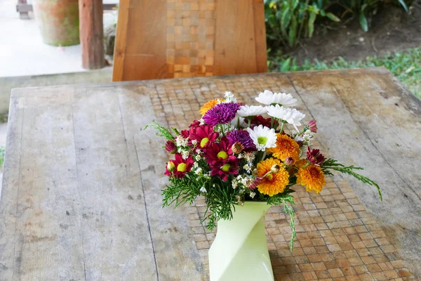 Kytice květin na dřevěný stůl — Stock fotografie