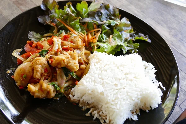 Stir fry pirinç ve sebze ile hizmet veren chili soslu balık — Stok fotoğraf