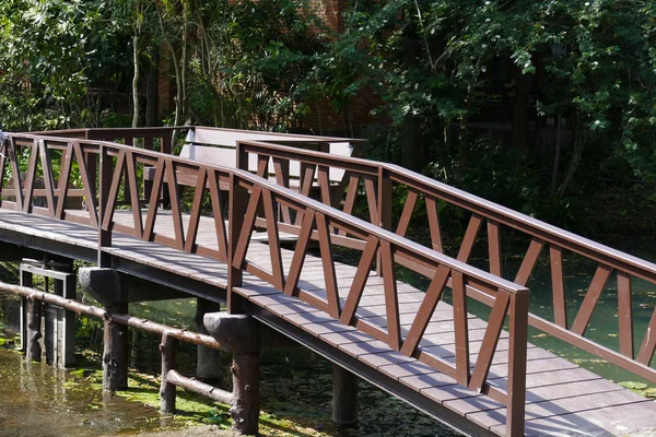 Asiento de madera en el puente — Foto de Stock