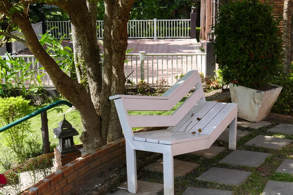 庭の白い木のベンチ — ストック写真
