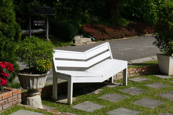 Banco de madera blanca en el jardín — Foto de Stock