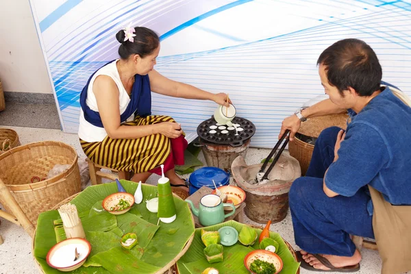 People making sweet and savory grilled coconut rice hotcake — Stock Photo, Image