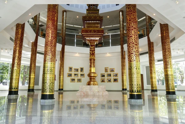 Het interieur van het gebouw voor het verheerlijken van de koning in Chiang Mai u — Stockfoto