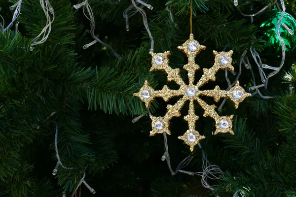 Рождественский мишура украшения на рождественской елке Стоковое Фото