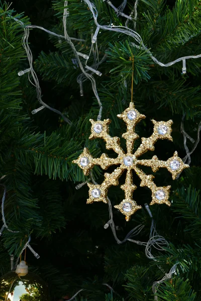 Рождественский мишура украшения на рождественской елке Лицензионные Стоковые Фото