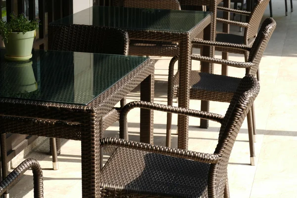 Cadeira de vime preto e mesa no terraço — Fotografia de Stock