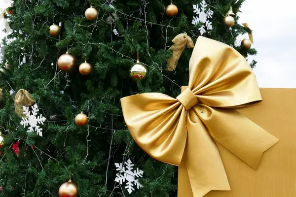 礼品盒有丝带和圣诞树 — 图库照片