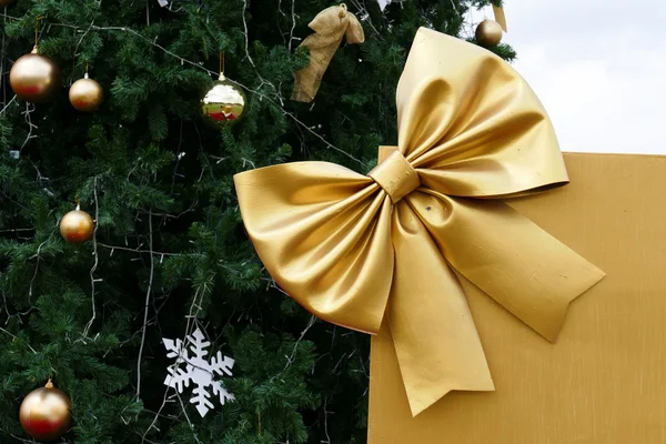 Jelen van a szalag és a karácsonyfa díszdobozban — Stock Fotó