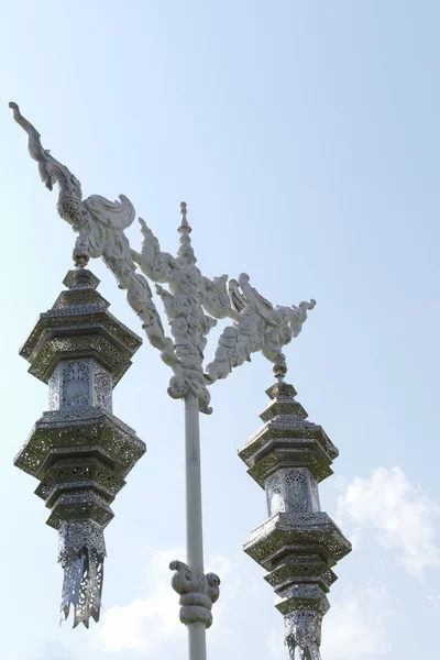 Lámpara de escultura de plata en el poste —  Fotos de Stock