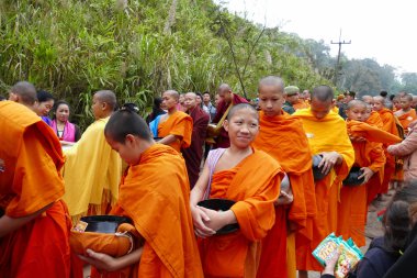 Budist rahip arasında Tay geleneksel tören sunan gıda
