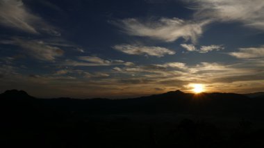 Güneş, dağ, bulut ve gökyüzü şafak