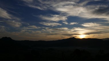 Güneş, dağ, bulut ve gökyüzü şafak