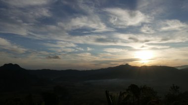 Güneş, dağ, bulut ve gökyüzü şafak