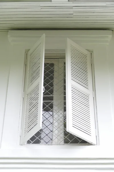 Abertura janela de madeira branca — Fotografia de Stock