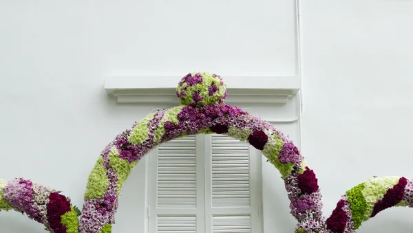 Arco de decoração com flor florescendo — Fotografia de Stock