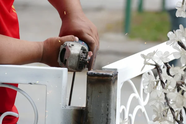 Demir direk öğütmek için tekerlek taşlama işçi kullanımı metal — Stok fotoğraf