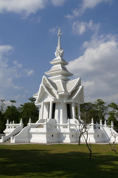 Architektura biały budynek w świątyni buddyjskiej — Zdjęcie stockowe