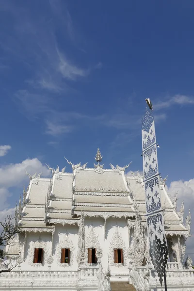 Искусство и скульптура дизайна белого храма в Таиланде — стоковое фото