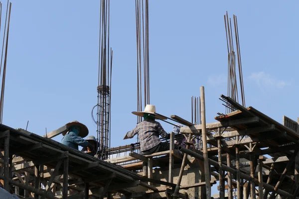İşçi inşaatta çalışıyor — Stok fotoğraf